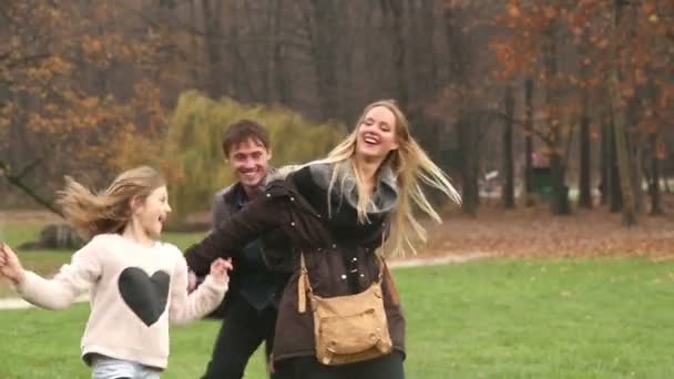 Les parents s'amusent avec leur fille dans la nature — Video