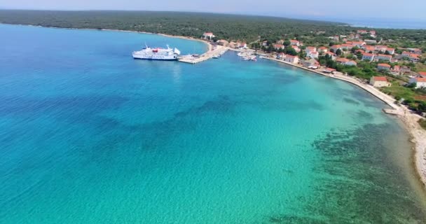 Ferry amarré au port d'Olib — Video