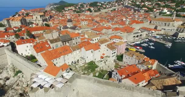 Oude haven van de stad in Dubrovnik — Stockvideo