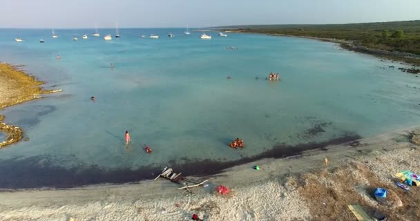 Turisté se těší na Slatinica beach — Stock video