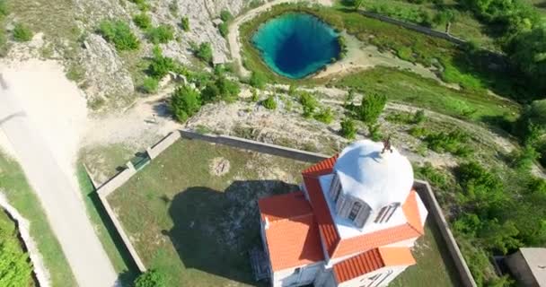 Iglesia junto a la fuente del río Cetina — Vídeo de stock