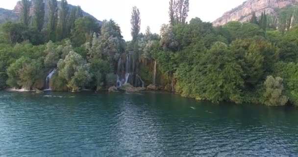 Ρόσκι χαστούκι καταρράκτες στο ποτάμι Krka — Αρχείο Βίντεο