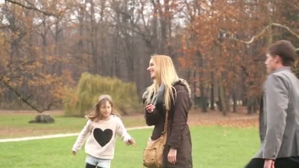Семья наслаждается в парке — стоковое видео