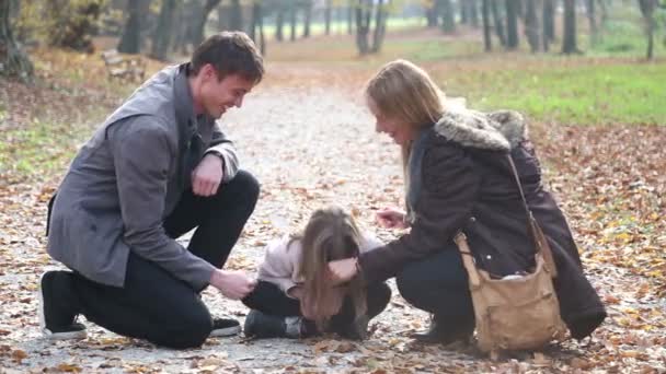 Padres con hija jugando juegos — Vídeo de stock