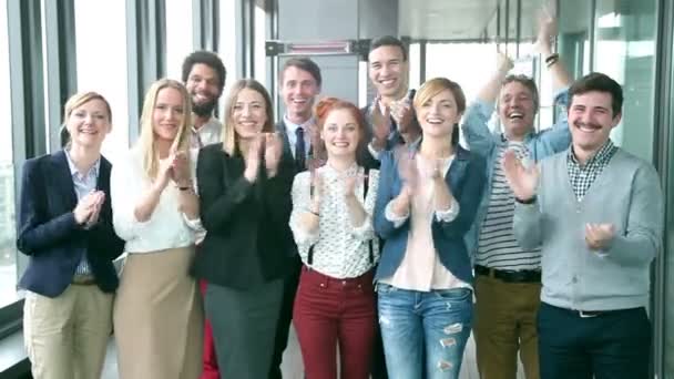 hommes d'affaires applaudissements au bureau 