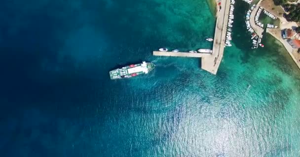 Färjan lämnar hamn på Olib Island — Stockvideo