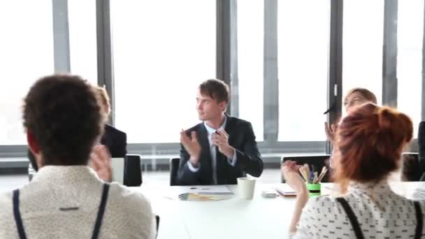 Geschäftsleute klatschen bei einem Meeting — Stockvideo