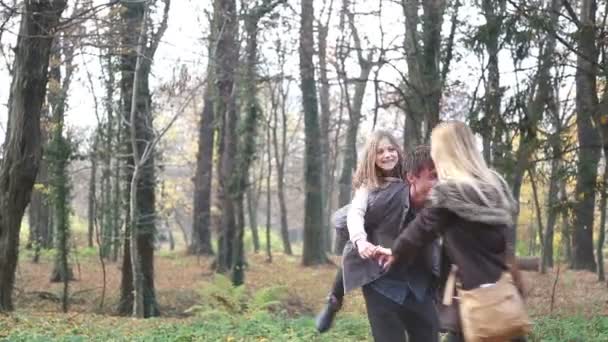 Familie dreht im Park ihre Runden — Stockvideo