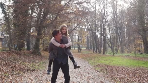 Prowadzenie córka ojca na plecach — Wideo stockowe
