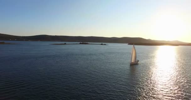 Yate navegando junto a la isla de Galesnjak — Vídeos de Stock