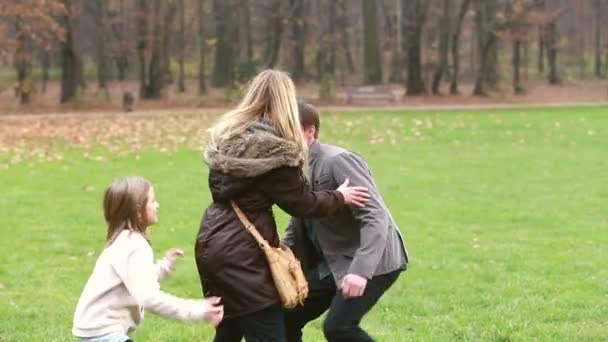 Papa proberen te vangen van dochter — Stockvideo