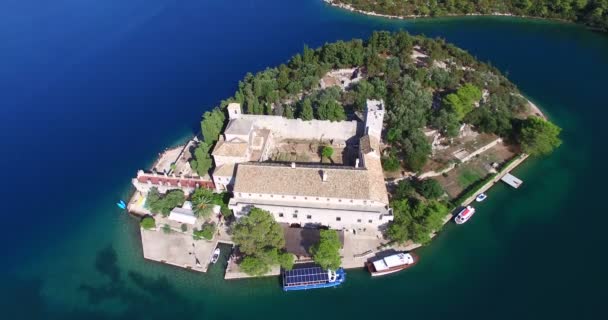 Monasterio benedictino en la isla Mjlet — Vídeos de Stock