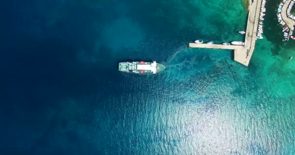 Fähre verlässt Hafen auf der Insel Olib — Stockvideo