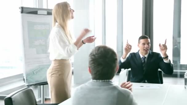 Pessoas de negócios batendo palmas em uma reunião — Vídeo de Stock