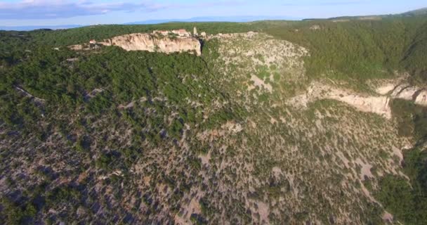 Oude heuveltop stad Lubenice — Stockvideo