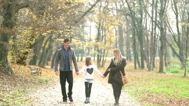 Familia divirtiéndose en el parque — Vídeo de stock