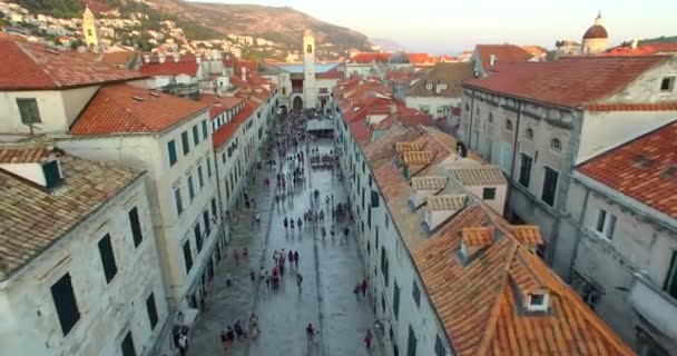 Turistas caminando en Stradun al atardecer — Vídeo de stock