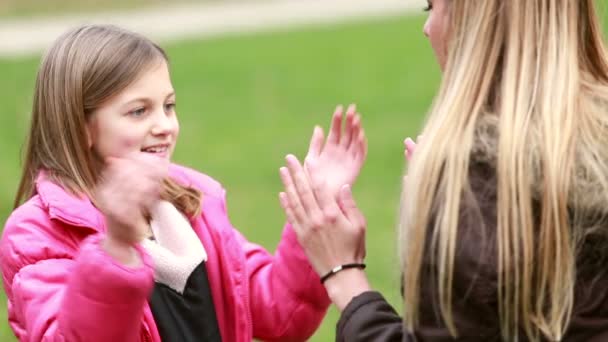 Mamma e figlia giocare applauso gioco — Video Stock