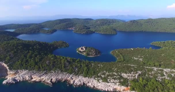 St. Mary ö på ön av Mjlet — Stockvideo