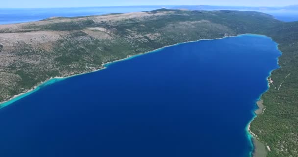 Lago Vrana en la isla de Cres — Vídeos de Stock