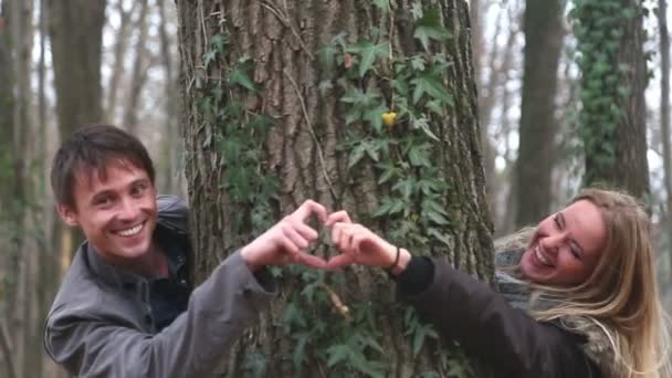 Couple appuyé sur l'arbre — Video