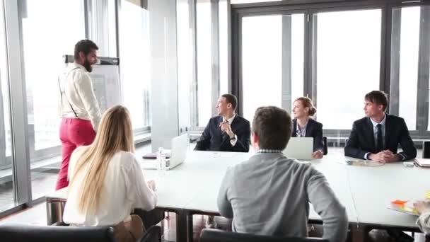 Hombre dando presentación — Vídeos de Stock