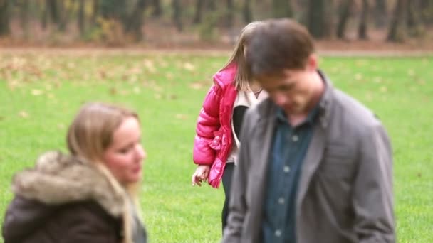 Meisje sluipen up aan haar ouders — Stockvideo