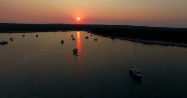 Coucher de soleil dans la baie de Slatinica à Olib Island — Video