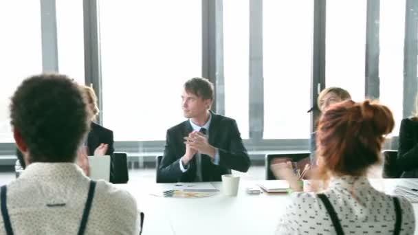 Les hommes d'affaires applaudissent à une réunion — Video