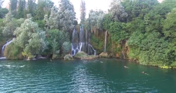 Paar zwemmen op Roski slap klap watervallen — Stockvideo