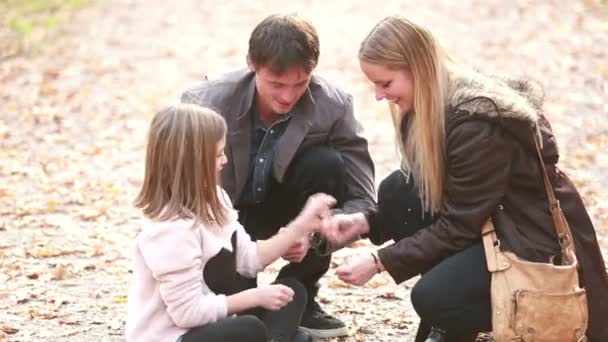 Famille jouer à des jeux dans le parc — Video