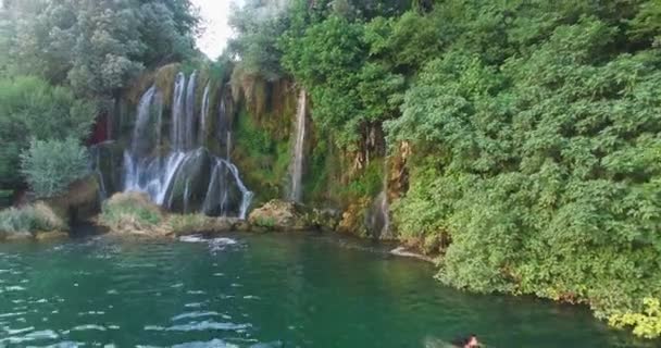 Par Simning vid Roski slap vattenfall — Stockvideo