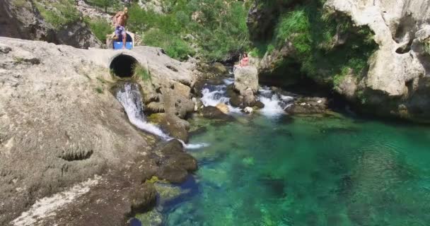 Mann springt in die Quelle der Krka — Stockvideo