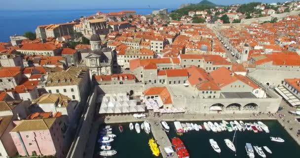 Puerto del casco antiguo en Dubrovnik — Vídeo de stock