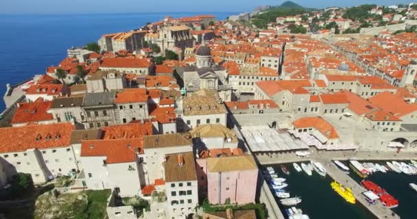 Oude haven van de stad in Dubrovnik — Stockvideo