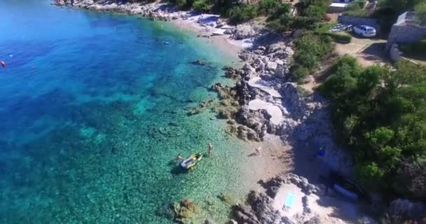 Tourists at Martinscica beach on Island of Cres — Stock video