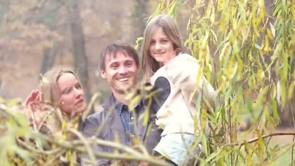 Familia saludando en el parque — Vídeo de stock