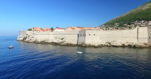 Murallas de la ciudad en Dubrovnik — Vídeo de stock