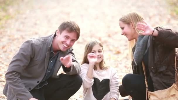 Familia saludando en el parque — Vídeos de Stock