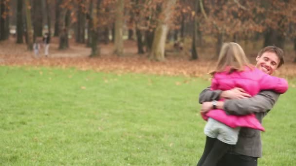 Chica corriendo en los brazos de padre — Vídeos de Stock