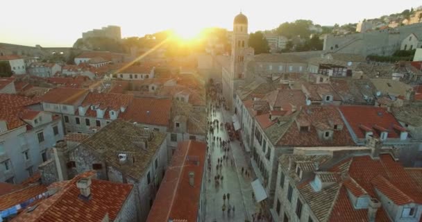 Touristes marchant sur Stradun au coucher du soleil — Video