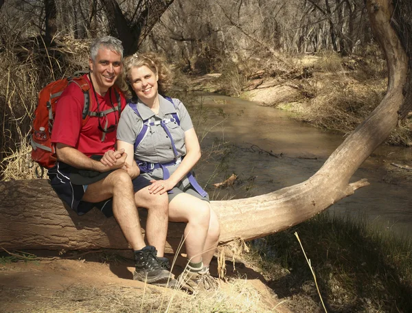 Una pareja de senderistas descansa a lo largo del río San Pedro —  Fotos de Stock