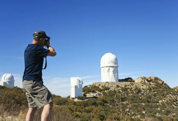 Ein mann fotografiert das mayall 4m teleskop — Stockfoto