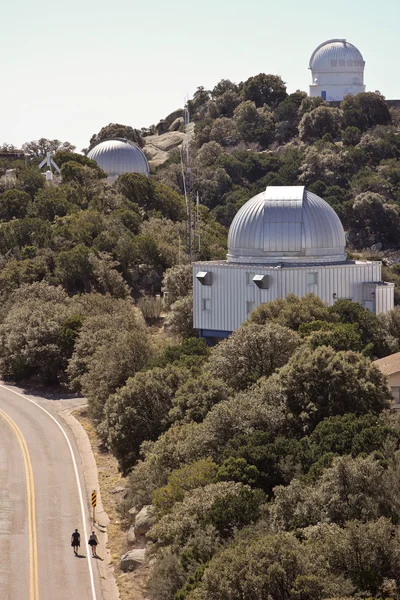 Ein paar machen einen spaziergang auf den kitt peak — Stockfoto