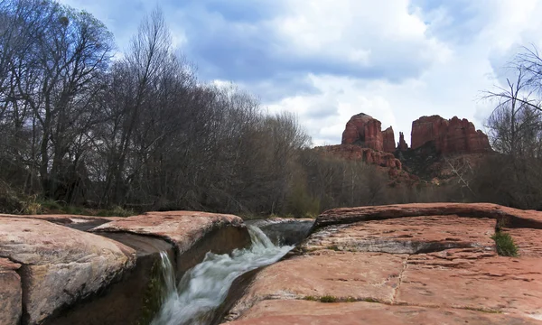 A View of Sedona 's Oak Creek and Cathedral Rock — стоковое фото