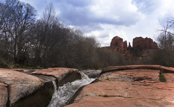 Veduta del torrente Rovere di Sedona e della Rocca della Cattedrale — Foto Stock