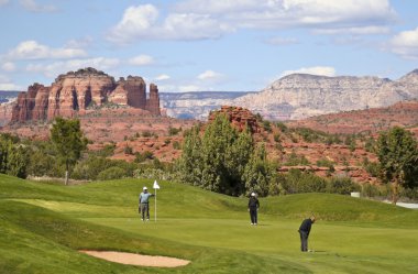Bir golfçü Putts Sedona'nın ünlü delik 10 üzerinde