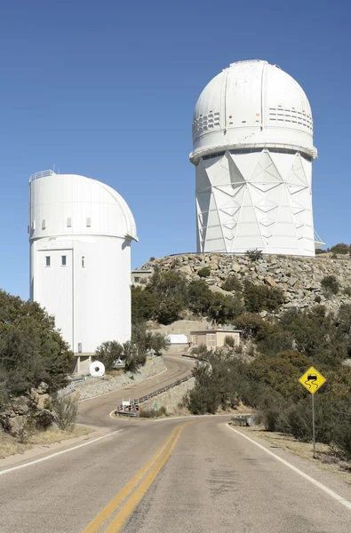 Ein Blick auf das Mayall 4m Teleskop und das Steward Observatorium — Stockfoto