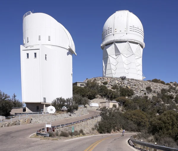 Een weergave van de Mayall 4m telescoop en Steward-observatorium — Stockfoto