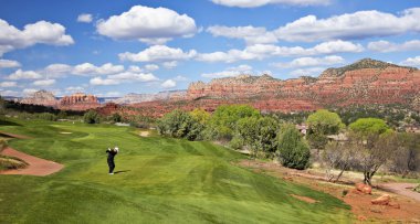 Bir golf topu sürmeyi hazırlar